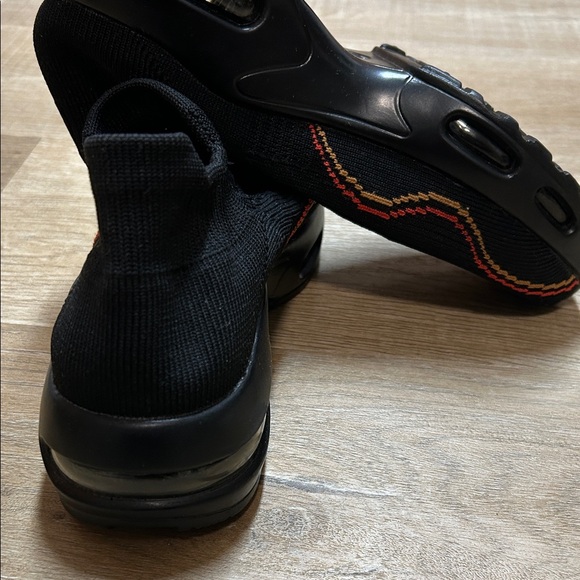 Black and Red Knit Slip-On Sneakers - Picture 4 of 8